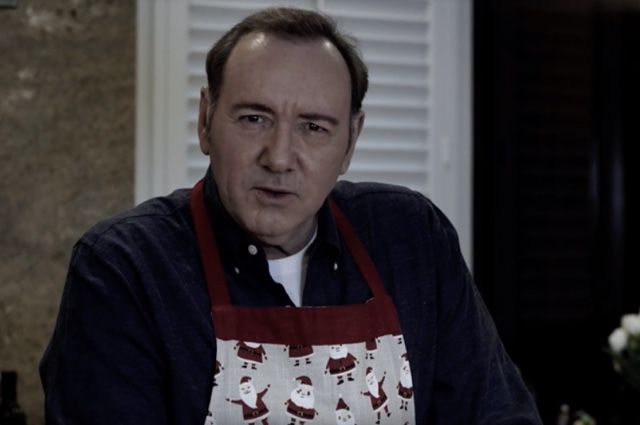 Kevin Spacey in a Christmas-themed apron